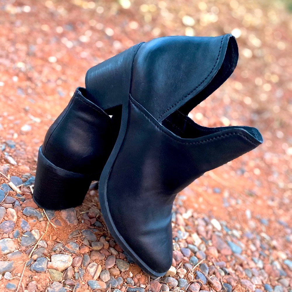 Steve Madden | Gorgeous Leve Block Heel Boots - Picture 1 of 12